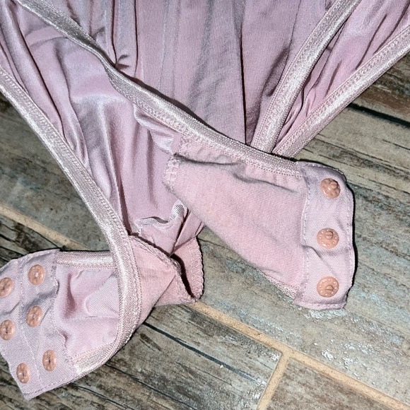 Moda International sexy keyhole cutout bodysuit size small - Picture 4 of 7